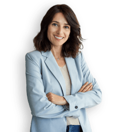 Donna sorridente con braccia conserte